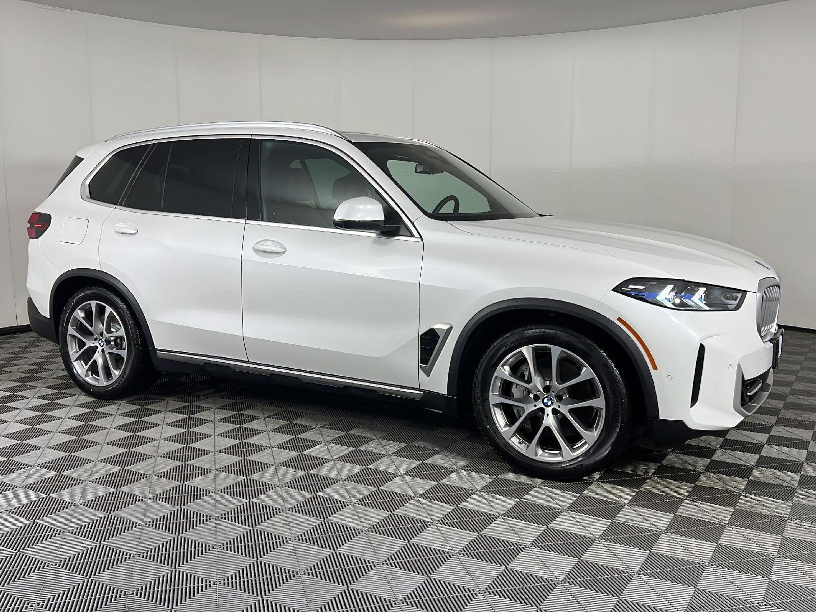 New 2026 Mineral White Metallic BMW xDrive50e image 2