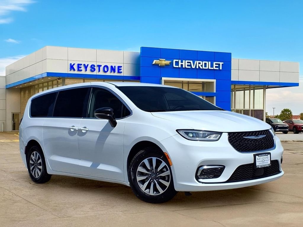 2024 Chrysler Pacifica Hybrid Select PHEV's photo