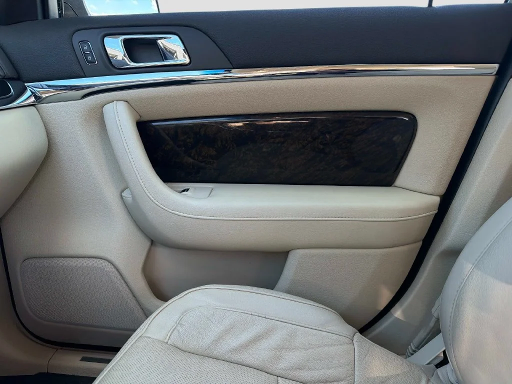 Used 2015 Silver Lincoln Base image 23