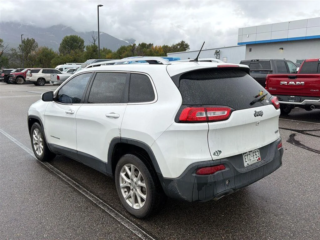 Used 2016 White Jeep Latitude image 4