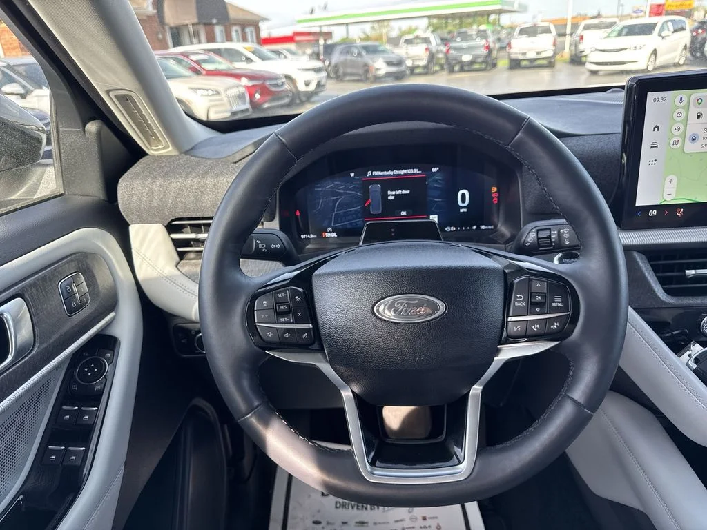 Used 2025 White Ford Platinum image 14