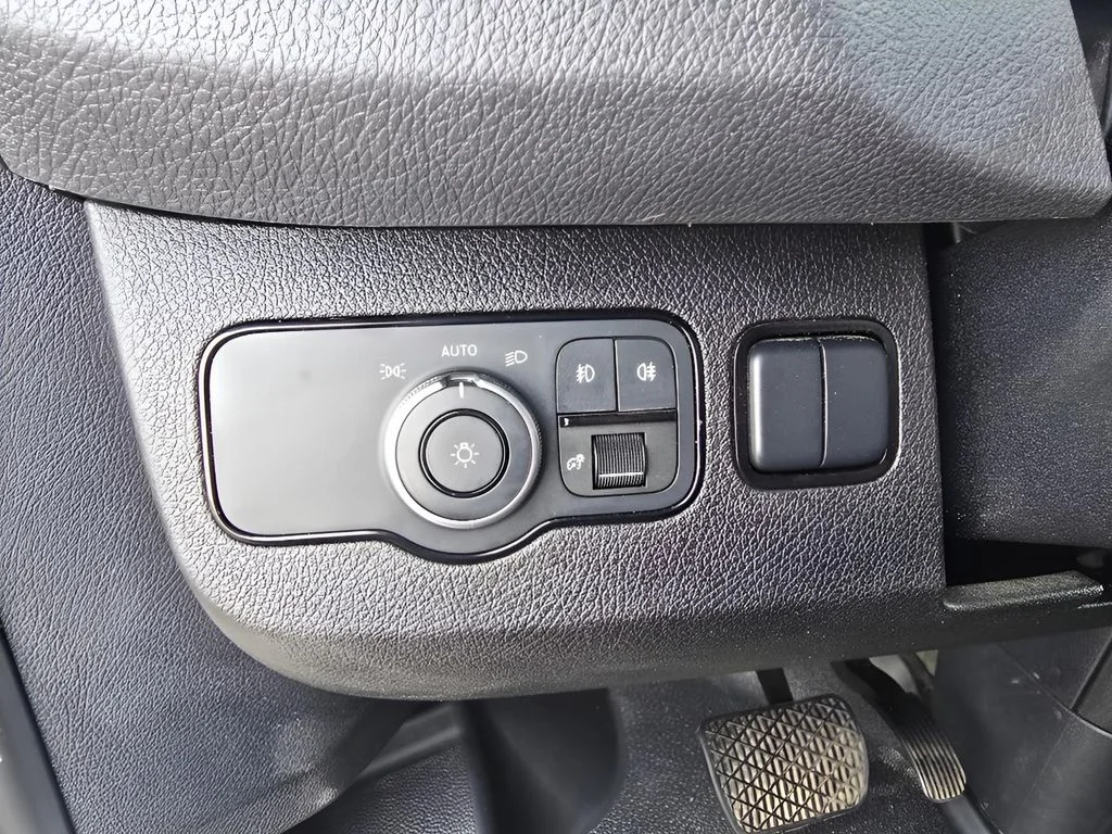 Used 2022 Arctic White Mercedes-Benz High Roof V6 image 23