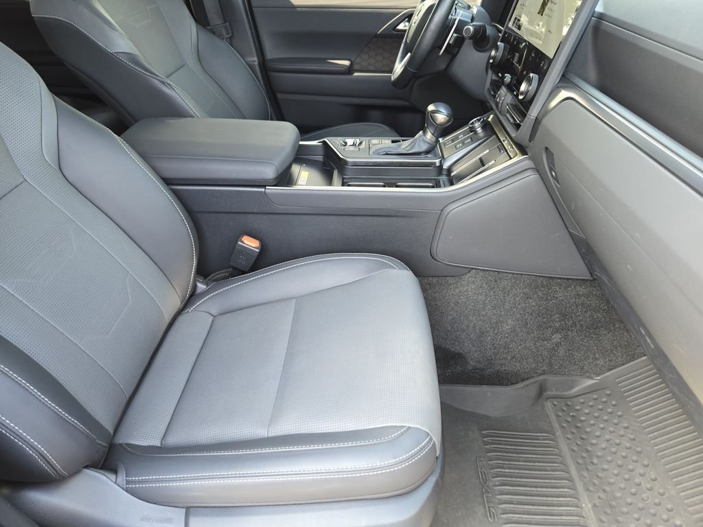 Used 2024  Lexus 550 Luxury+ image 14