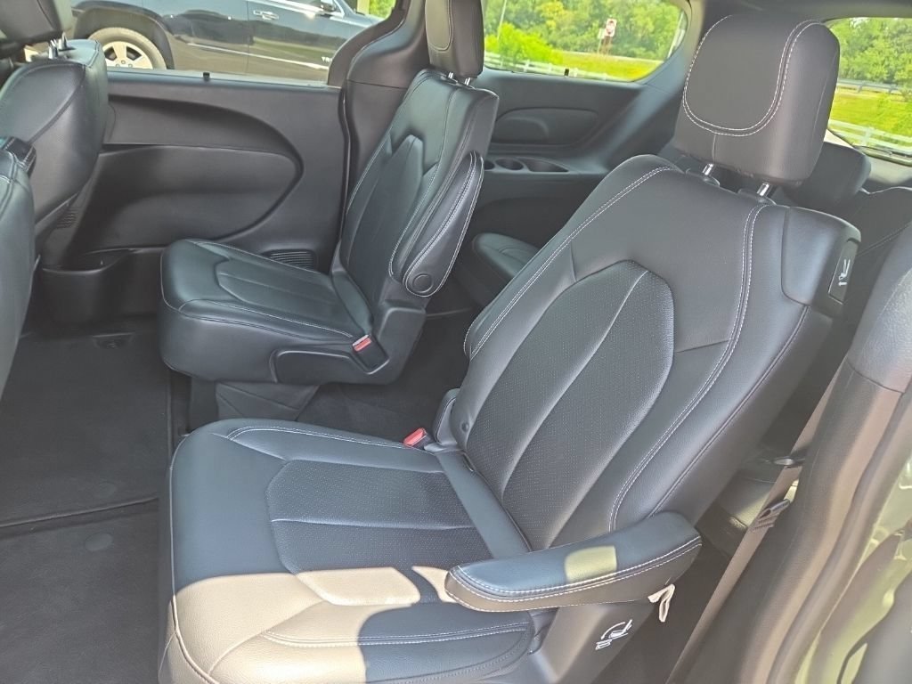 Used 2020 Ceramic Gray Clearcoat Chrysler Launch Edition image 21