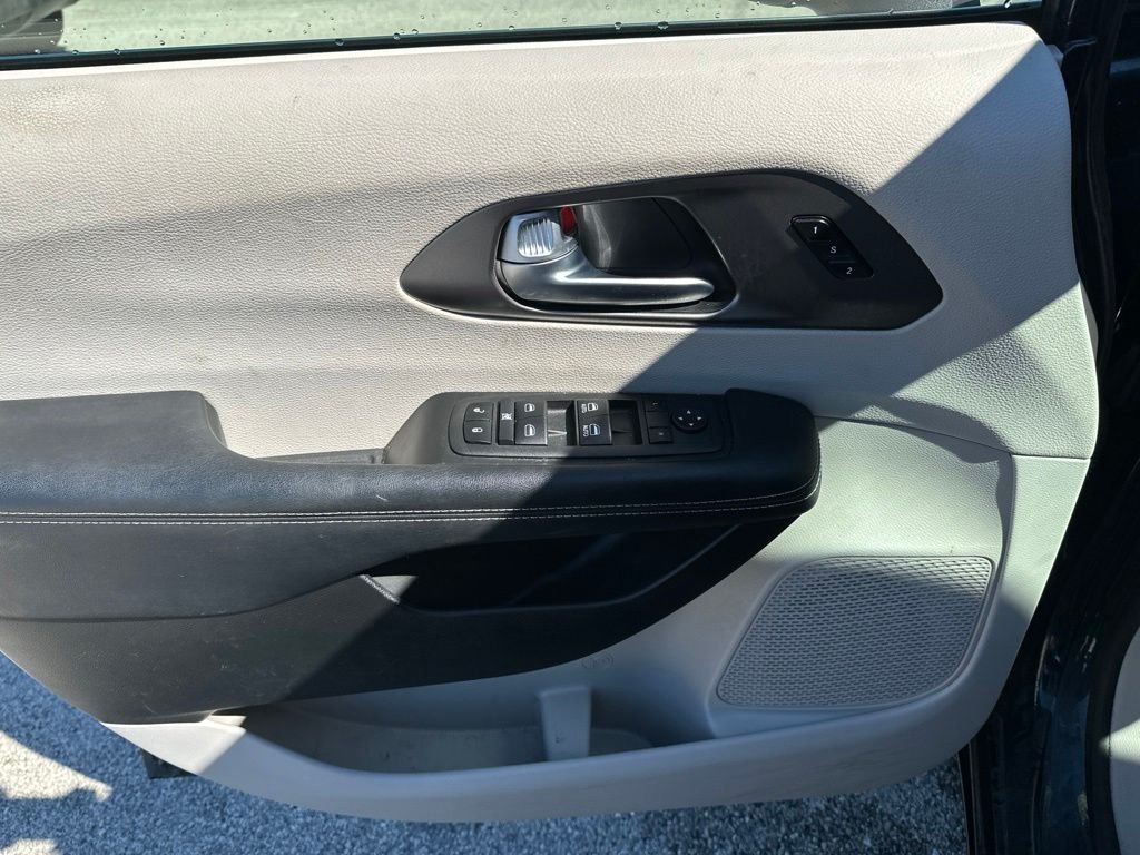 Used 2023 Blue Chrysler Touring L image 23
