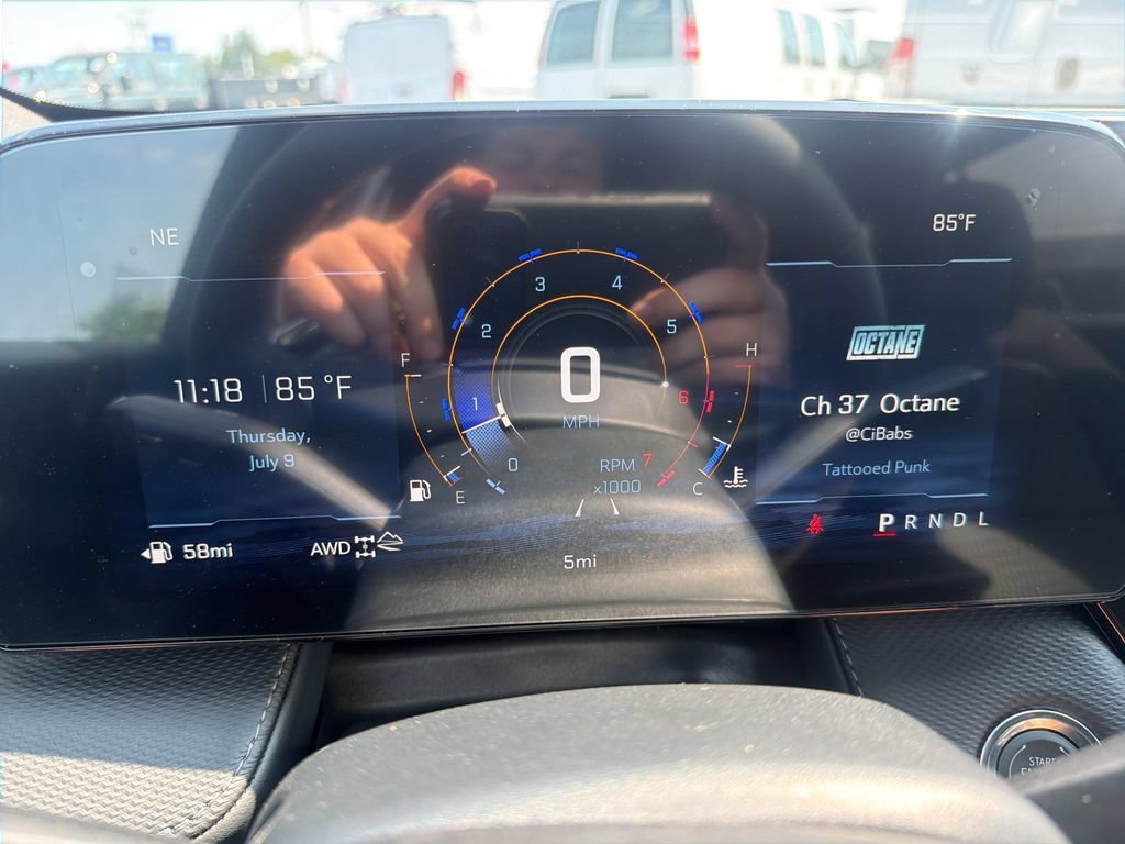 New 2027 Summit White Chevrolet LT image 15