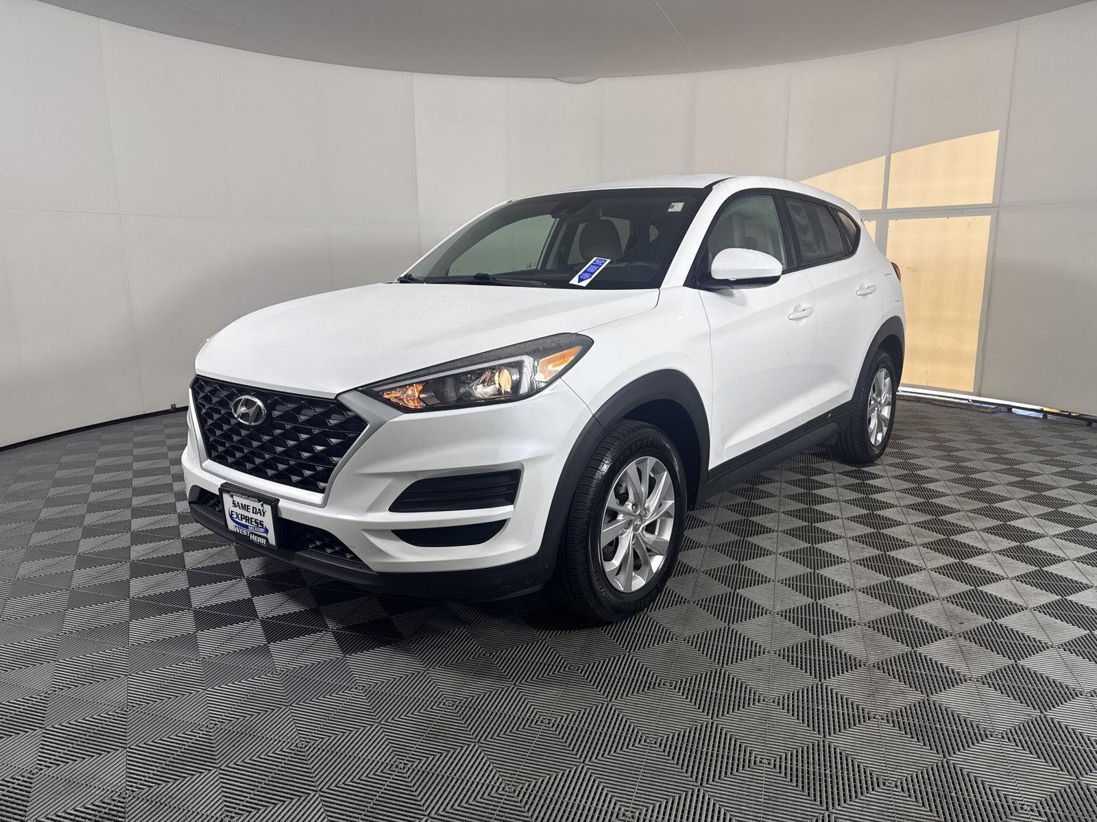 Used 2019 White Pearl Hyundai SE image 3