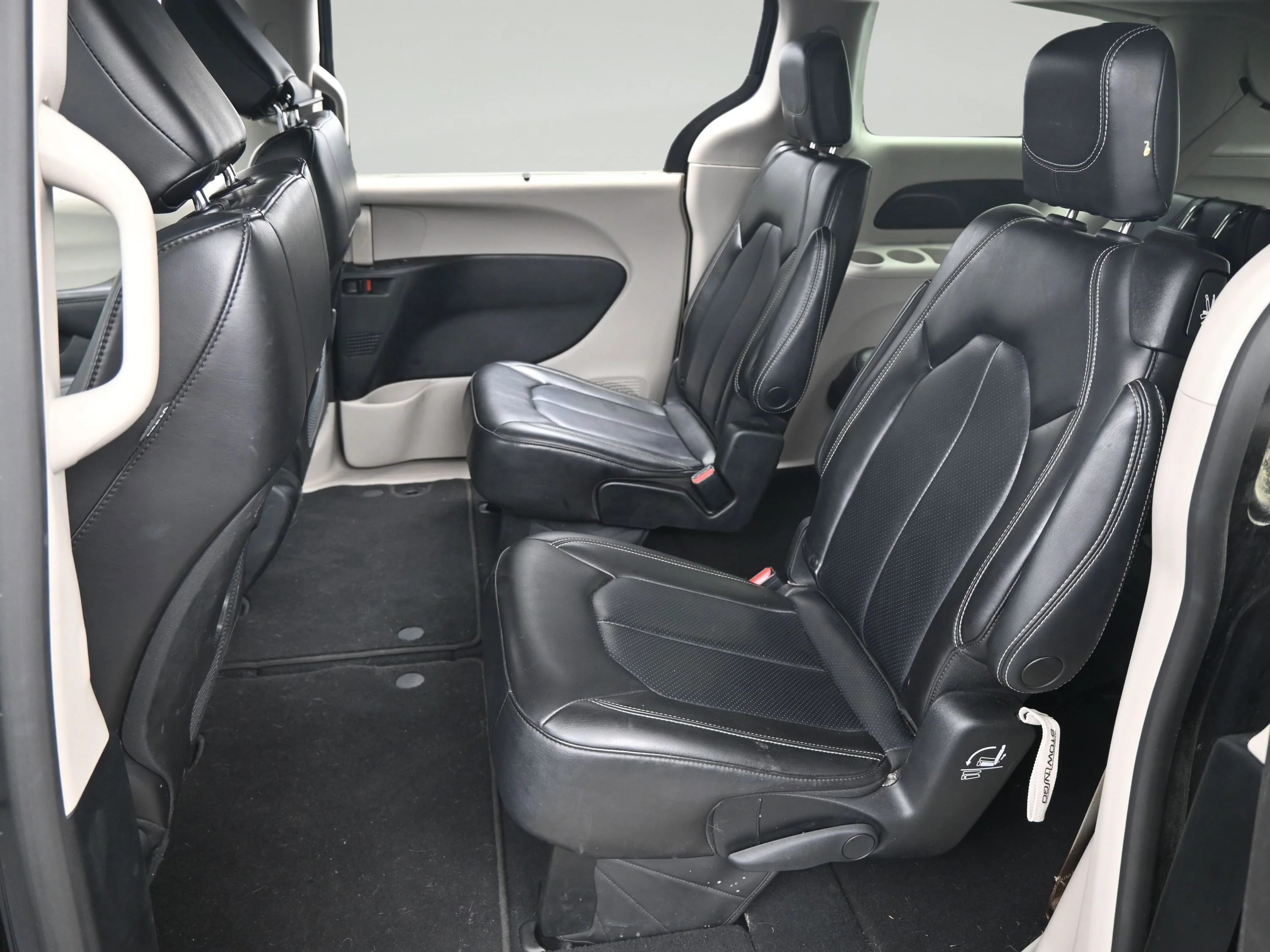 Used 2023 Brilliant Black Crystal Pearlcoat Chrysler Touring L image 13