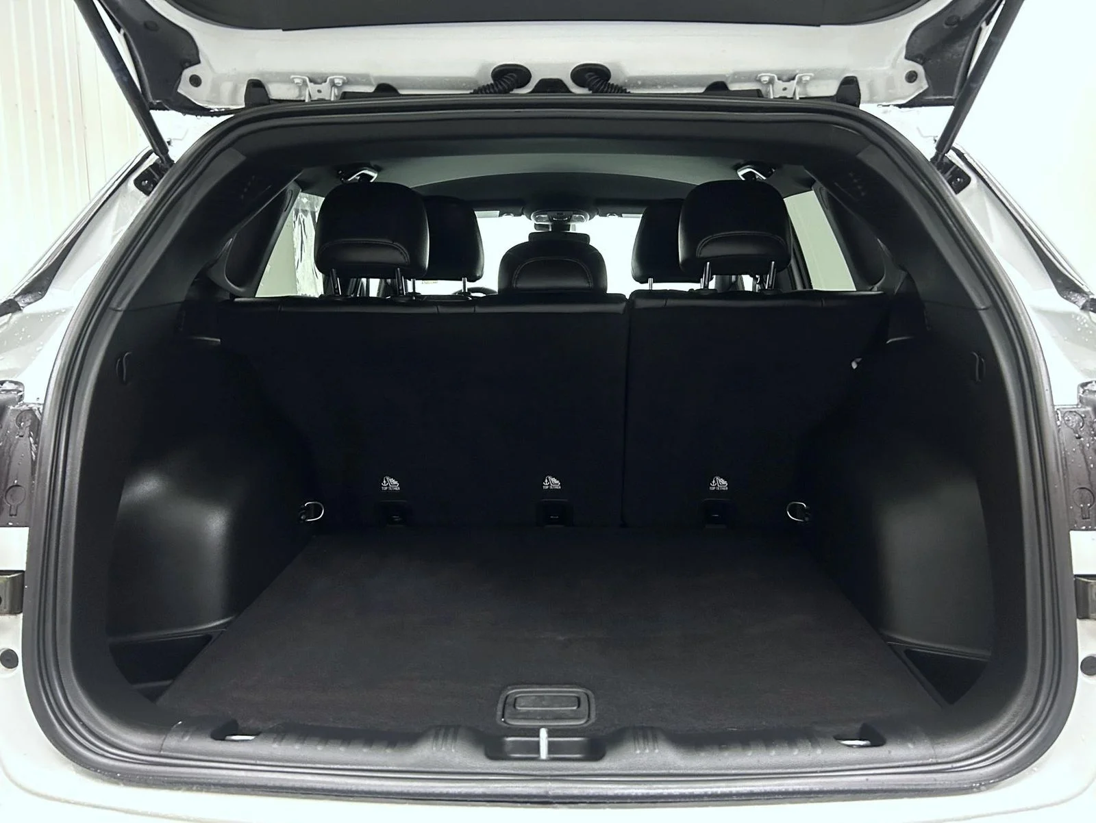 Used 2024 White Jeep Latitude Lux image 21