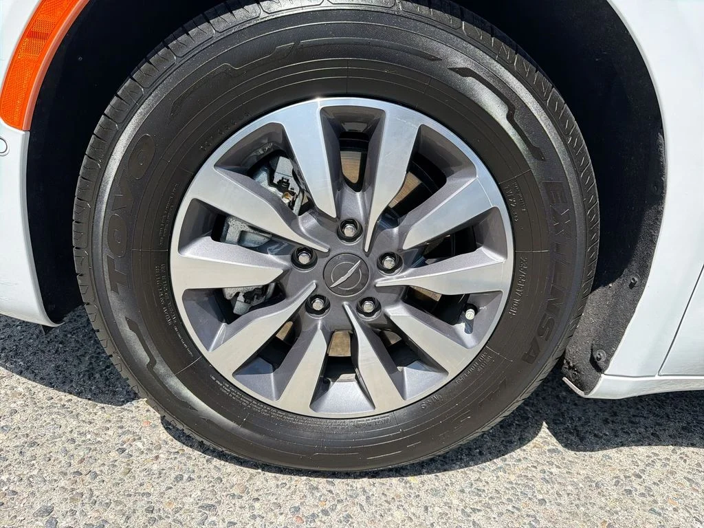 Used 2023 White Chrysler Limited image 19