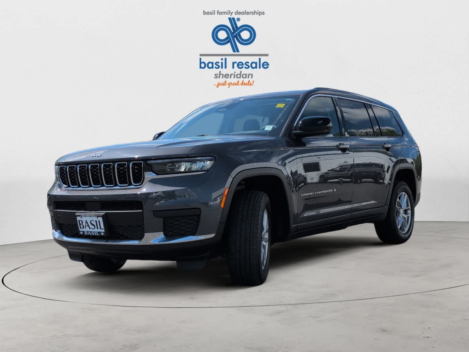 Used 2023 Baltic Gray Metallic Clearcoat Jeep Laredo image 2