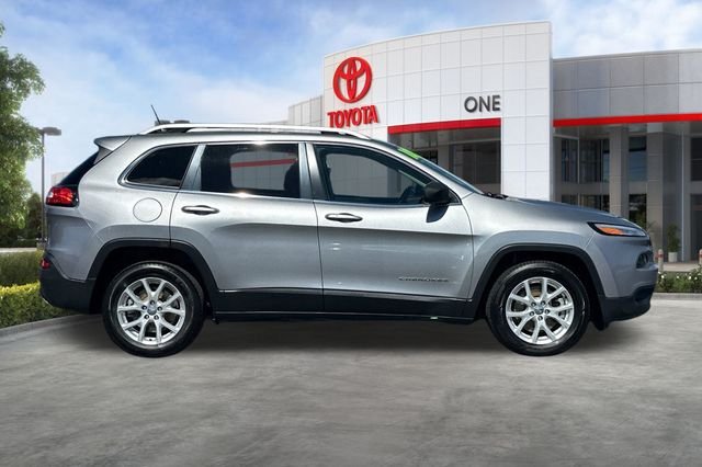 Used 2016 Silver Jeep Latitude image 3