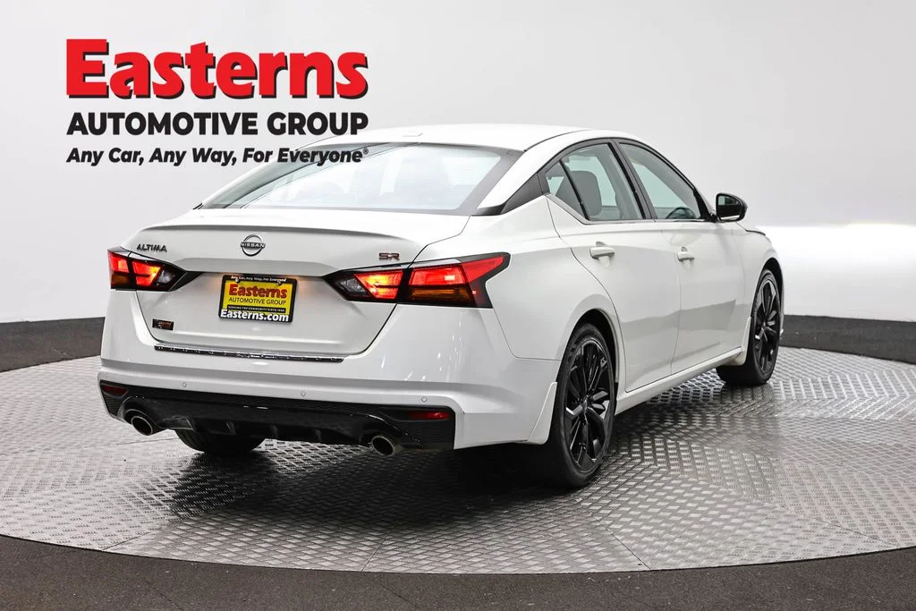 Used 2023 White Nissan 2.5 SR image 5