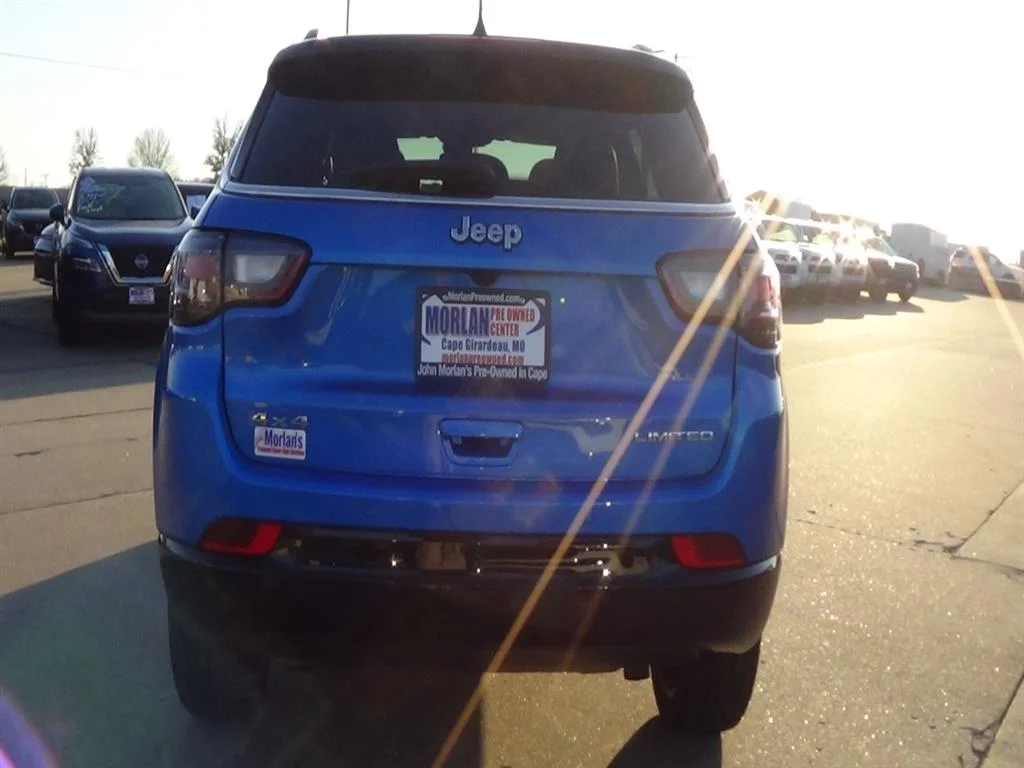 Used 2025 Hydro Blue Pearl Coat (pbj) Jeep Limited image 7