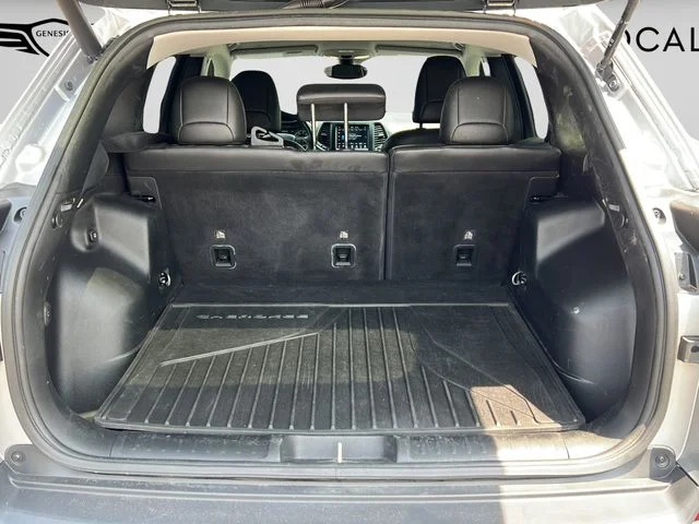 Used 2021 Silver Jeep Latitude Lux image 9