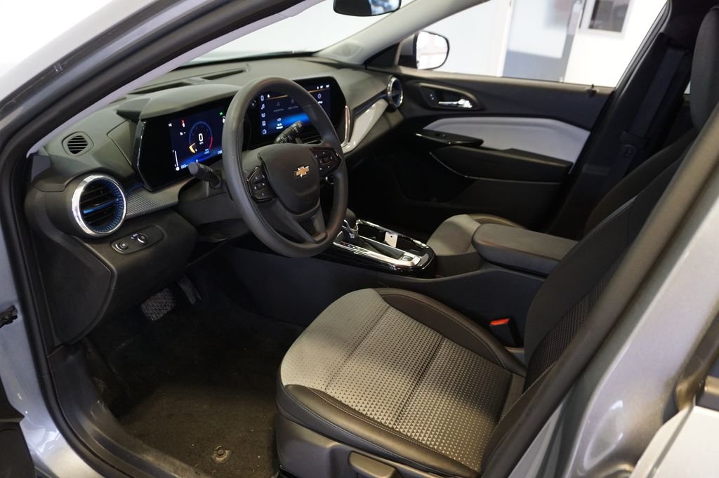 Used 2025 Gray Chevrolet LT image 8