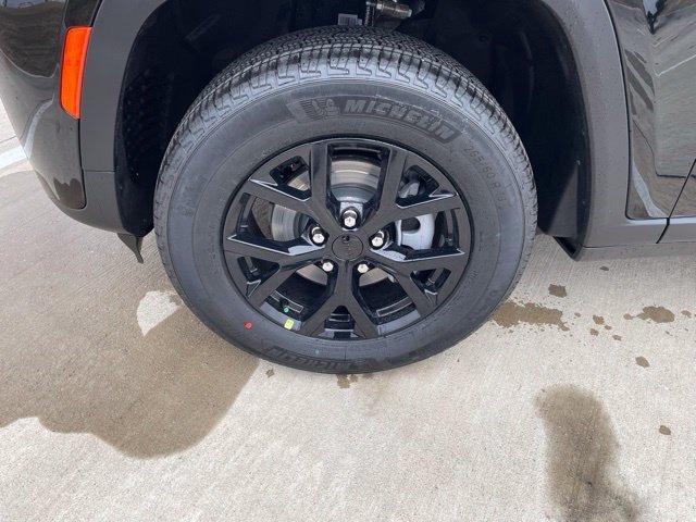 New 2026 Diamond Black Crystal Pearlcoat Jeep Laredo Altitude image 9