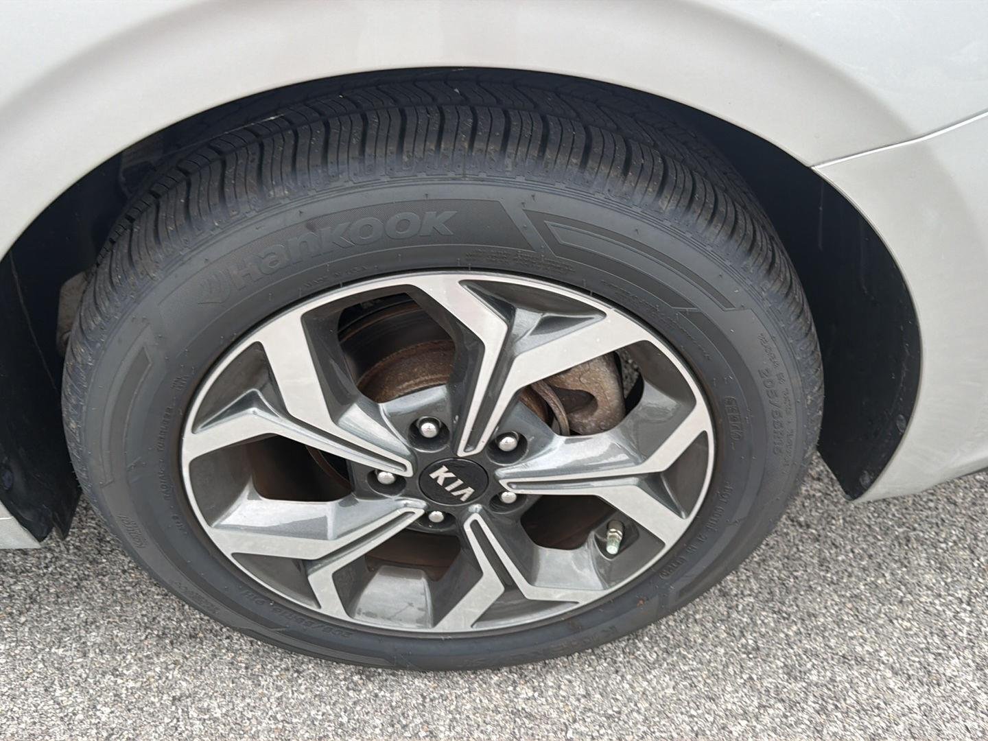 Used 2020 Silky Silver Kia  image 8