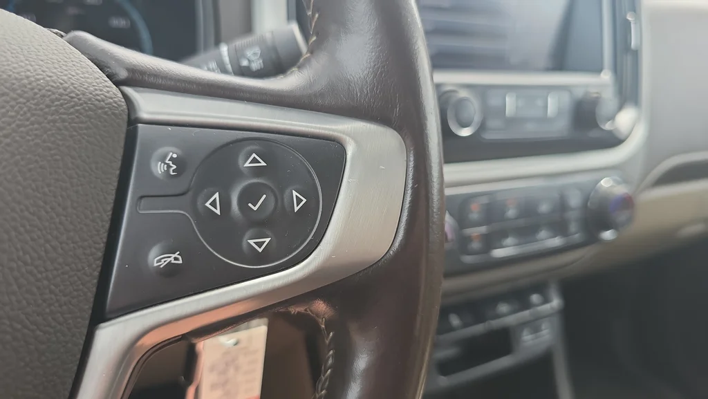 Used 2018 White GMC SLT image 32