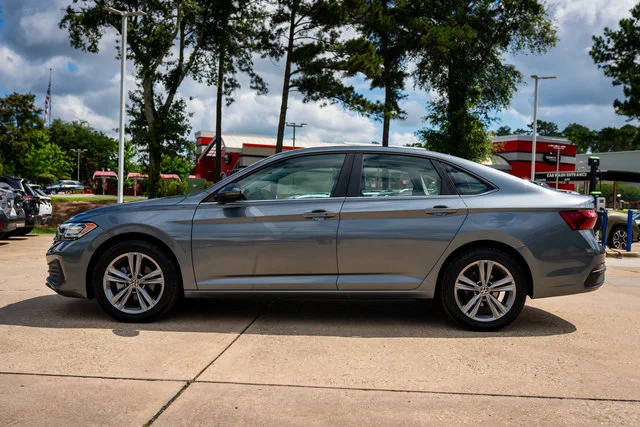 Used 2022 Gray Volkswagen SE image 2