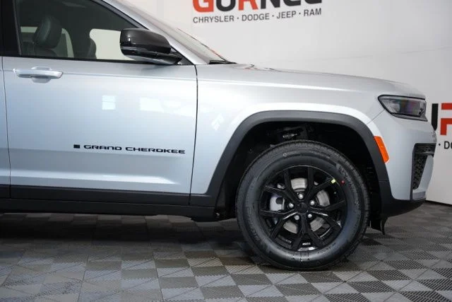 New 2026 Silver Zynith Exterior Paint Jeep Altitude image 44
