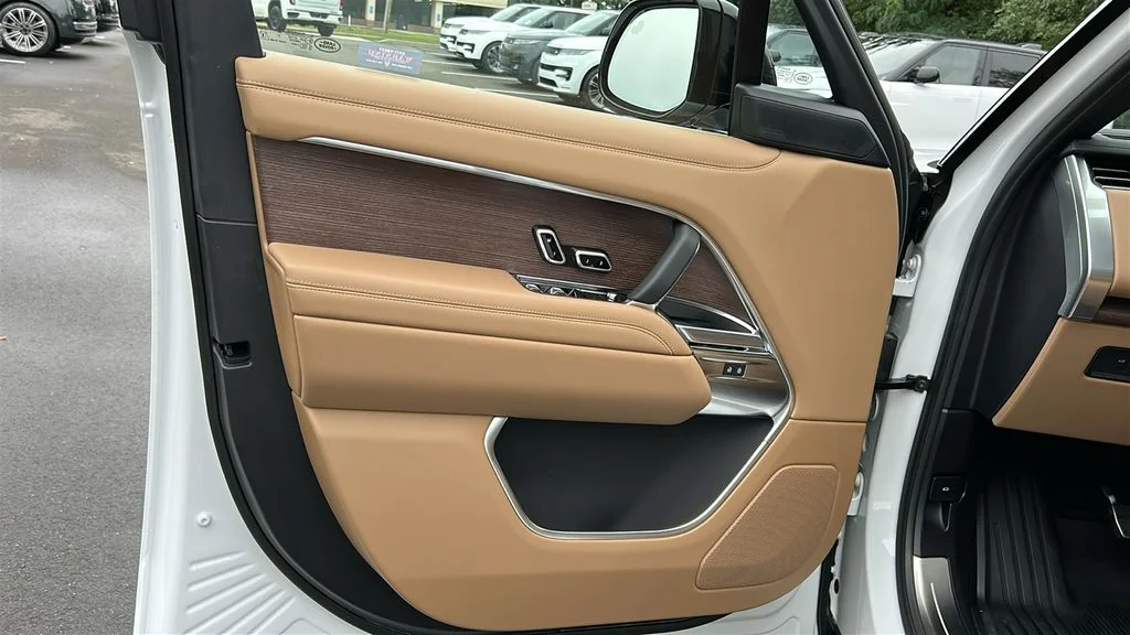 2026 Land Rover Range Rover SE - Photo 9
