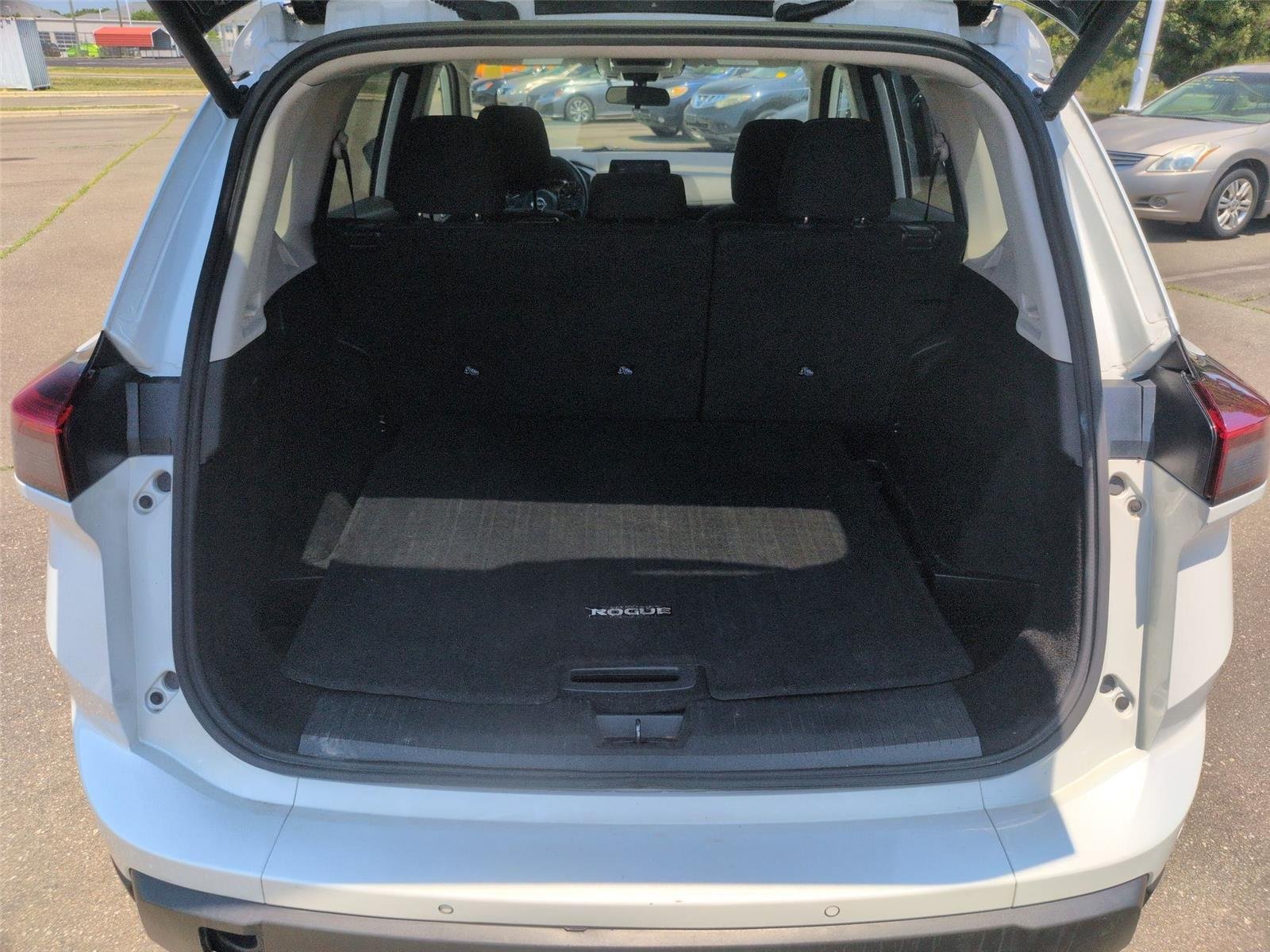 Used 2024 Everest White Pearl Nissan SV image 33