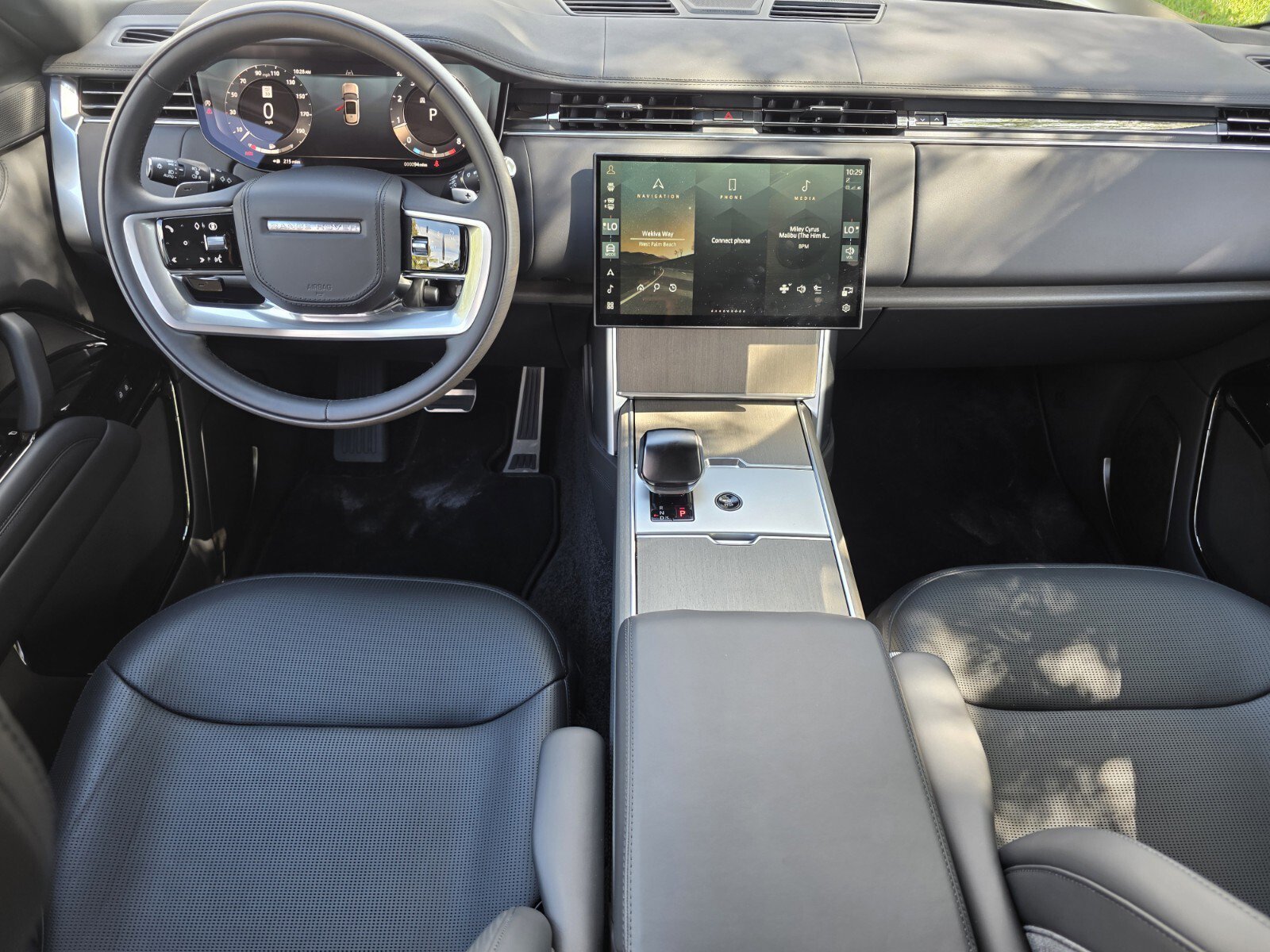 New 2026 Obsidian Black Satin LAND ROVER SV Signature Suite image 4