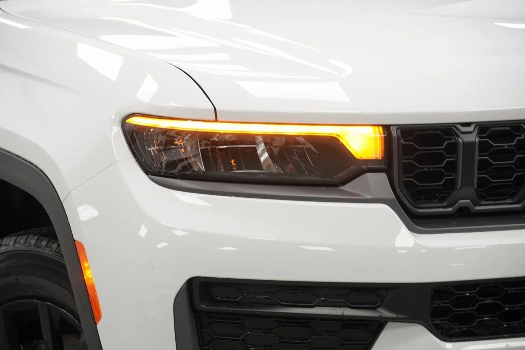 New 2026 Bright White Clear-Coat Exterior Paint Jeep Laredo Altitude image 5