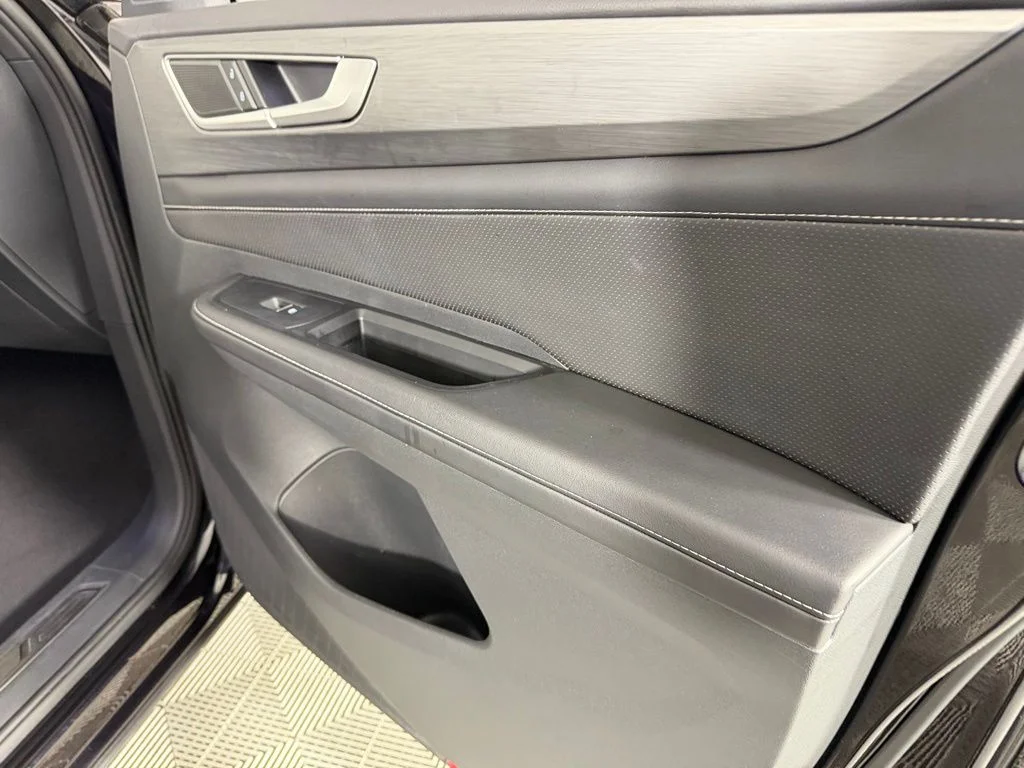2025 Volkswagen Atlas Cross Sport SE w/Tech - Photo 32