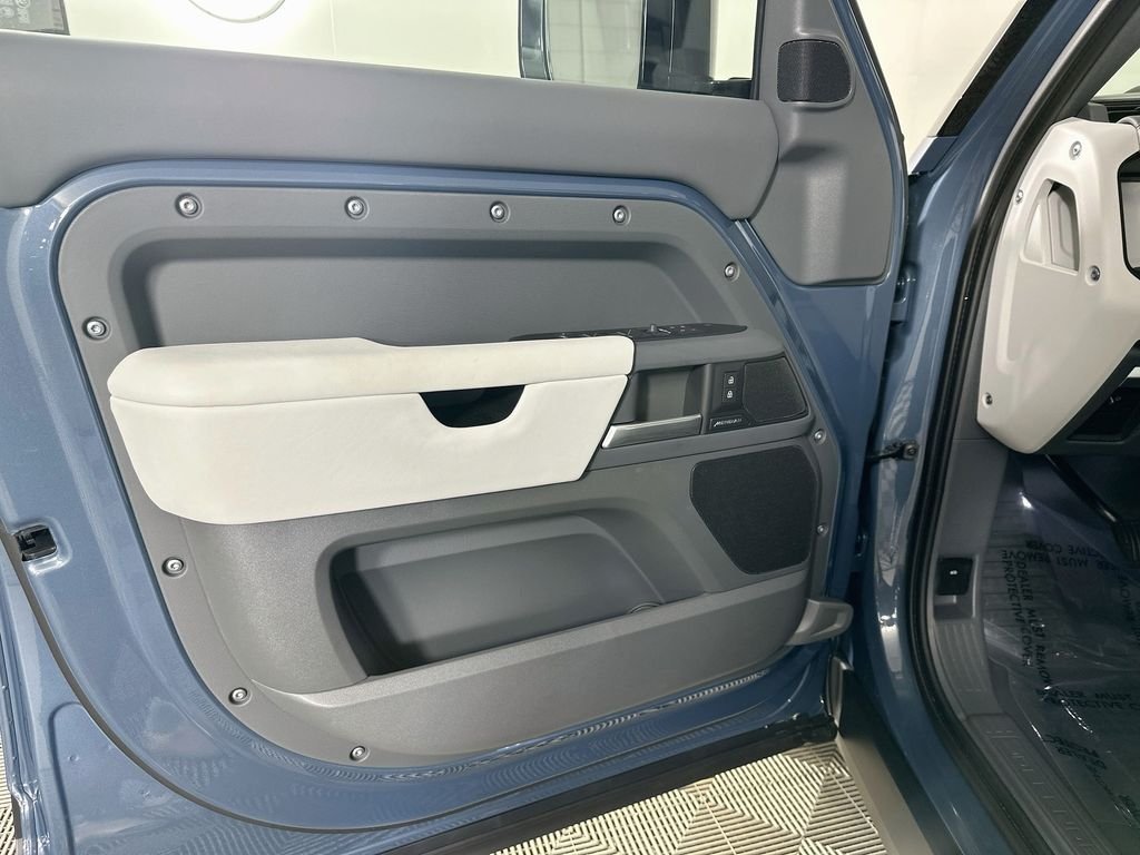 New 2026 Tasman Blue Land Rover S image 22