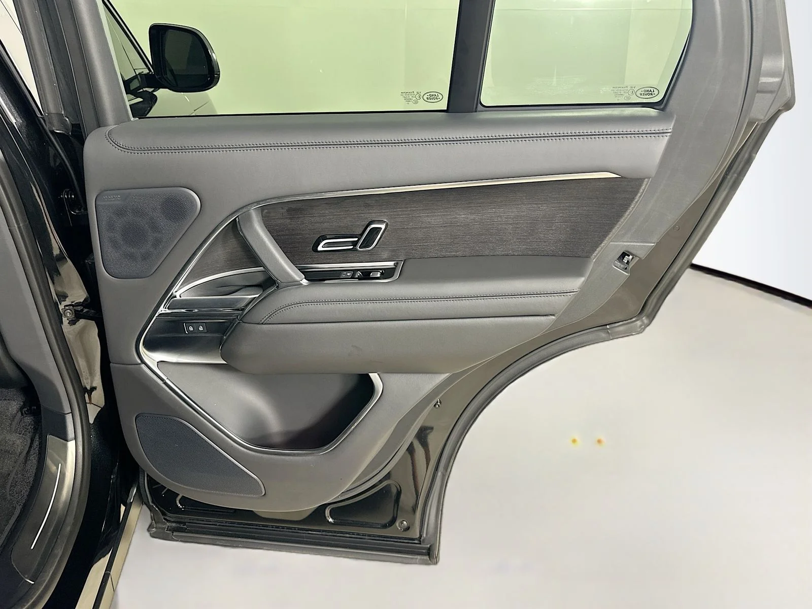 Used 2024  Land Rover  image 40