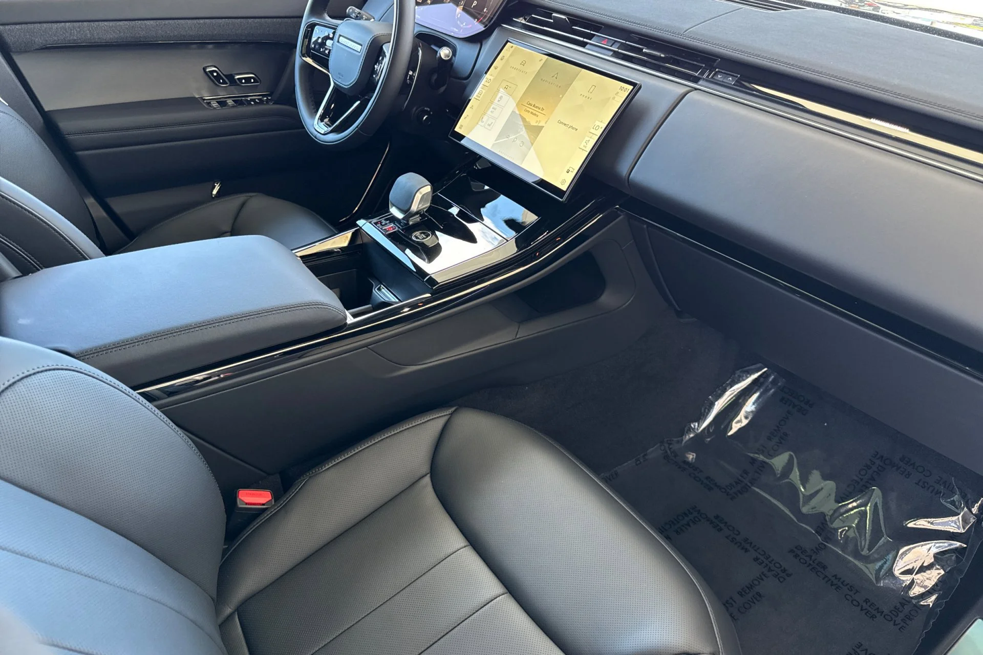 New 2026 Santorini Black Land Rover Dynamic SE image 18