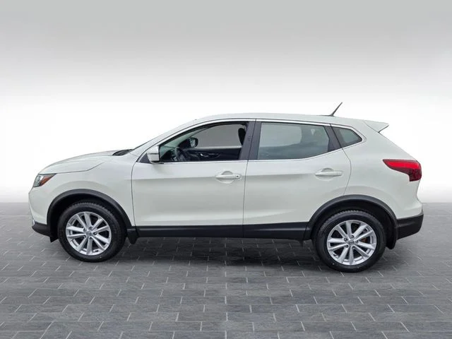 Used 2018 White Nissan  image 4