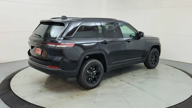 New 2026 Diamond Black Crystal Pearl-Coat Exterior Paint Jeep Laredo Altitude image 10
