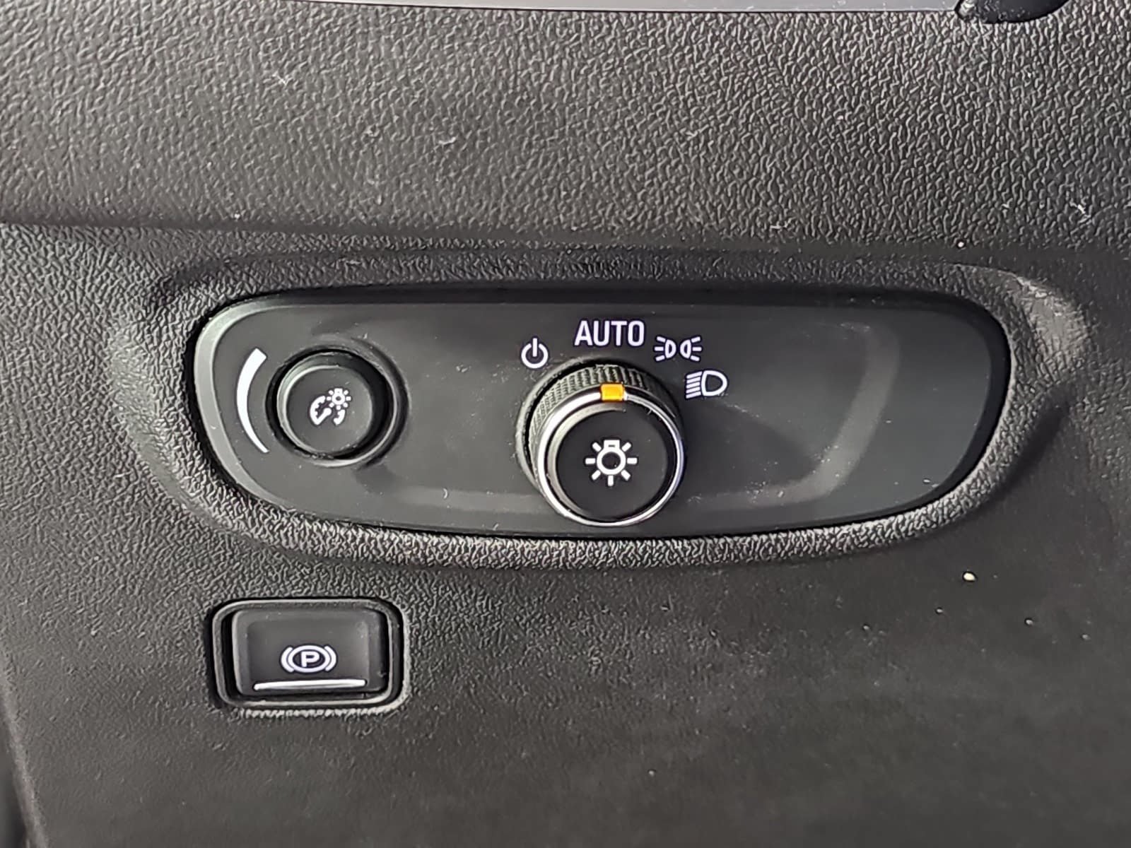 Used 2020 Black GMC SLE image 25