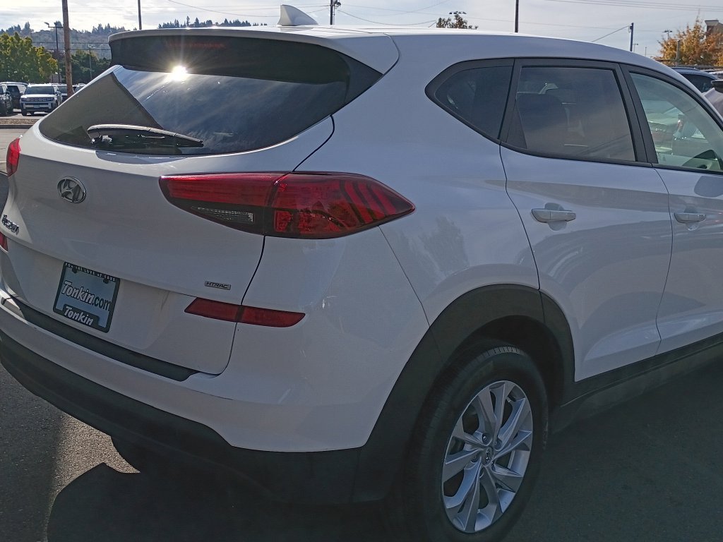 Used 2020 White Hyundai SE image 5