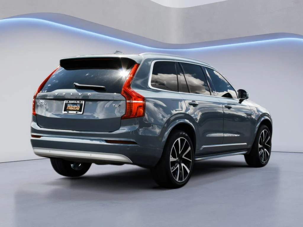 Used 2022 Thunder Grey Metallic Volvo Momentum image 5