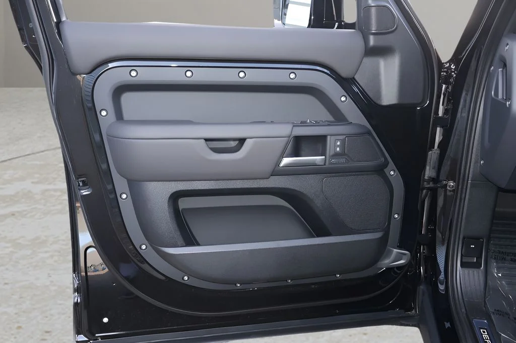 New 2026 Santorini Black Land Rover X-Dynamic SE image 10