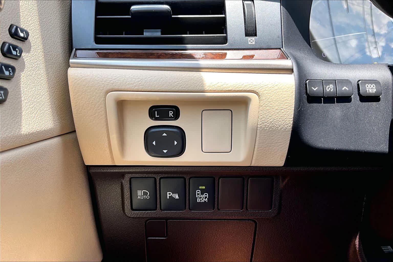 Used 2016 Autumn Shimmer Lexus  image 34