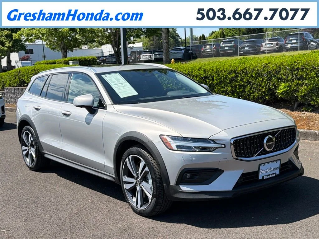 2025 Volvo V60 Cross Country B5 Plus AWD's photo
