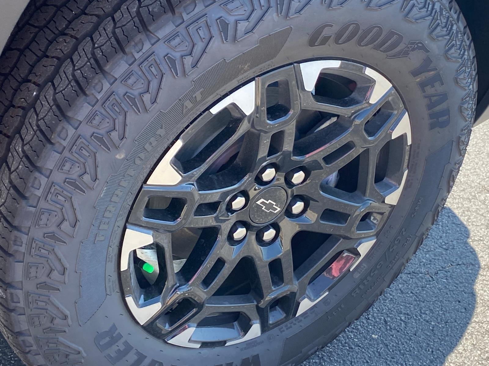 New 2027 Mosaic Black Metallic Chevrolet AWD Z71 image 27