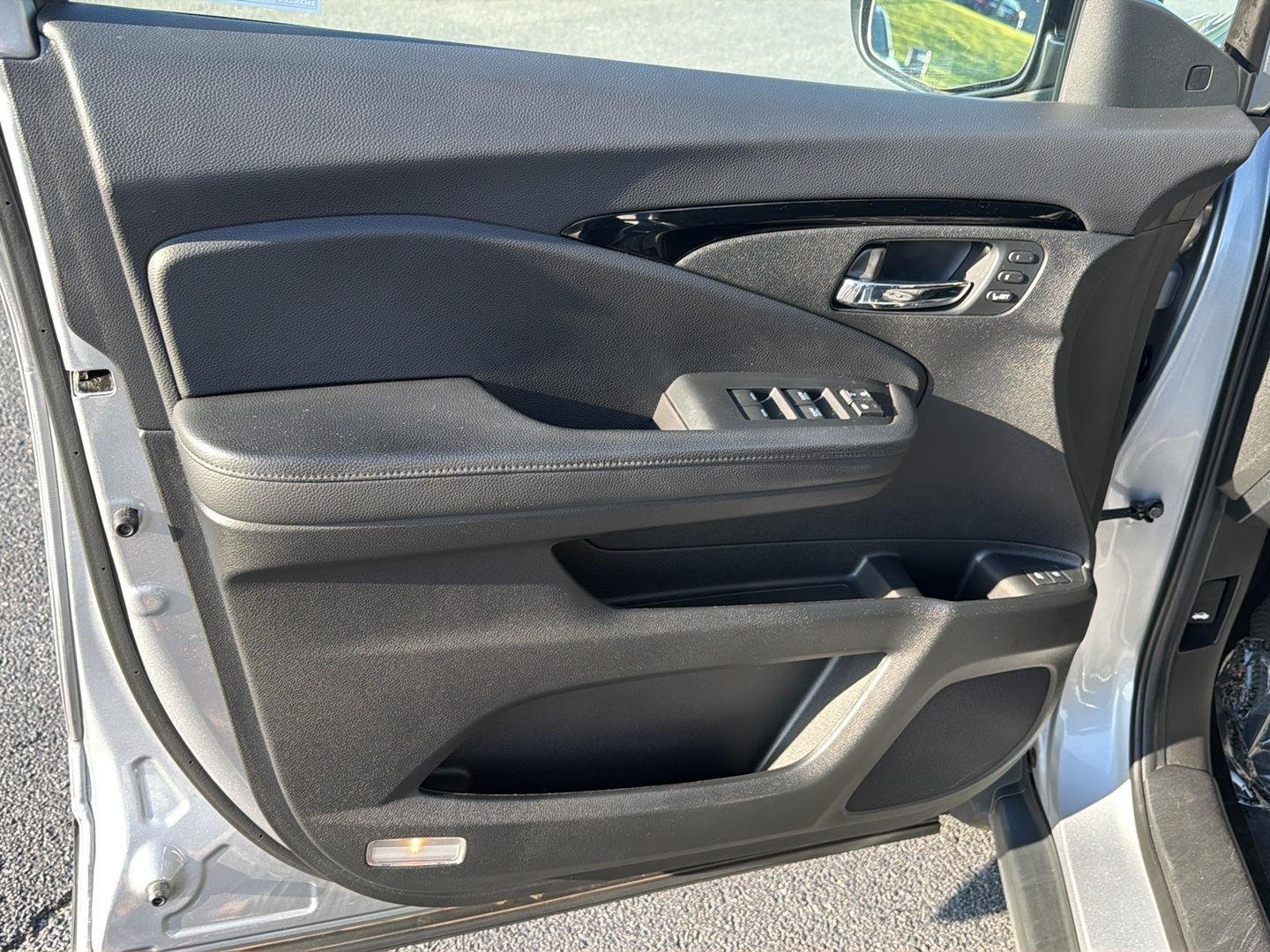 Used 2021 Lunar Silver Metallic Honda Touring image 17