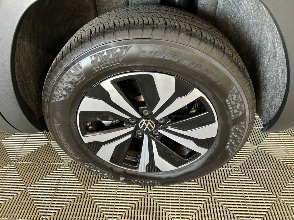 Used 2024 Gray Volkswagen 2.0T SE image 9