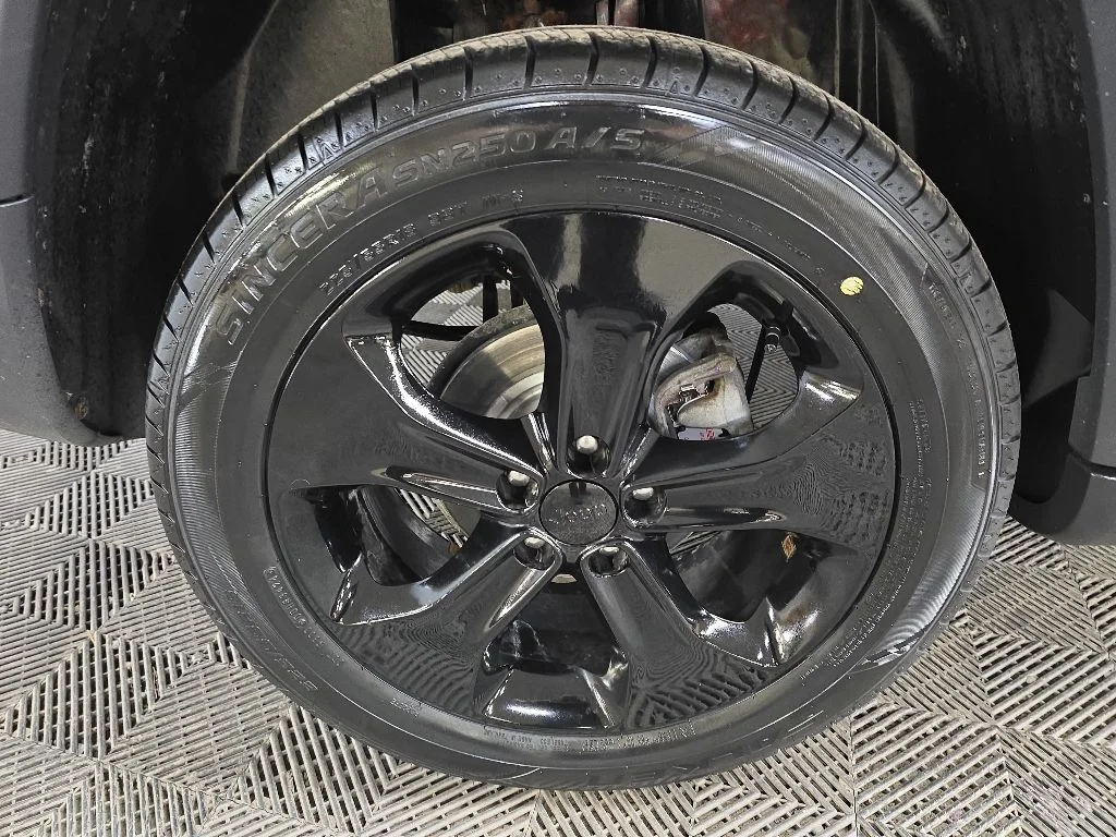 Used 2020 Gray Jeep Latitude image 14