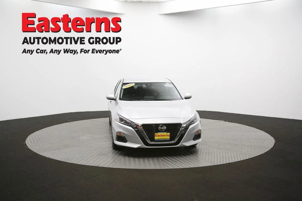Used 2022 Silver Nissan 2.5 SV image 51