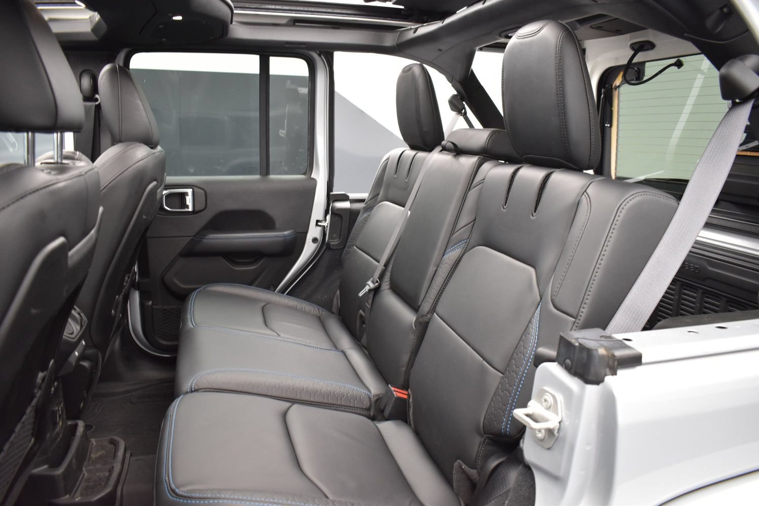 Used 2024 Silver Zynith Clearcoat Jeep High Altitude image 13