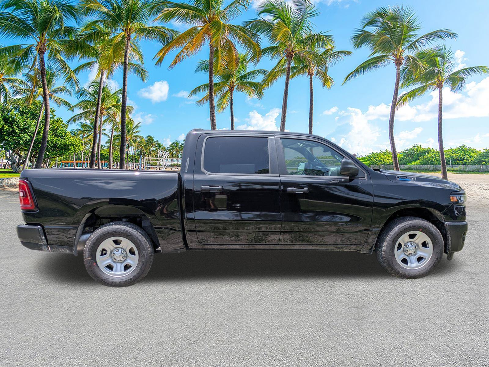 New 2026 Diamond Black Crystal Pearl-Coat Exterior Paint RAM Tradesman image 3