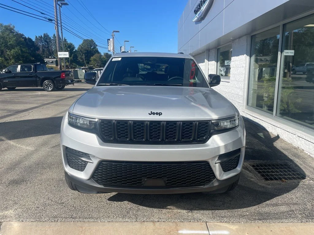 New 2025 Silver Zynith Exterior Paint Jeep Altitude X image 6