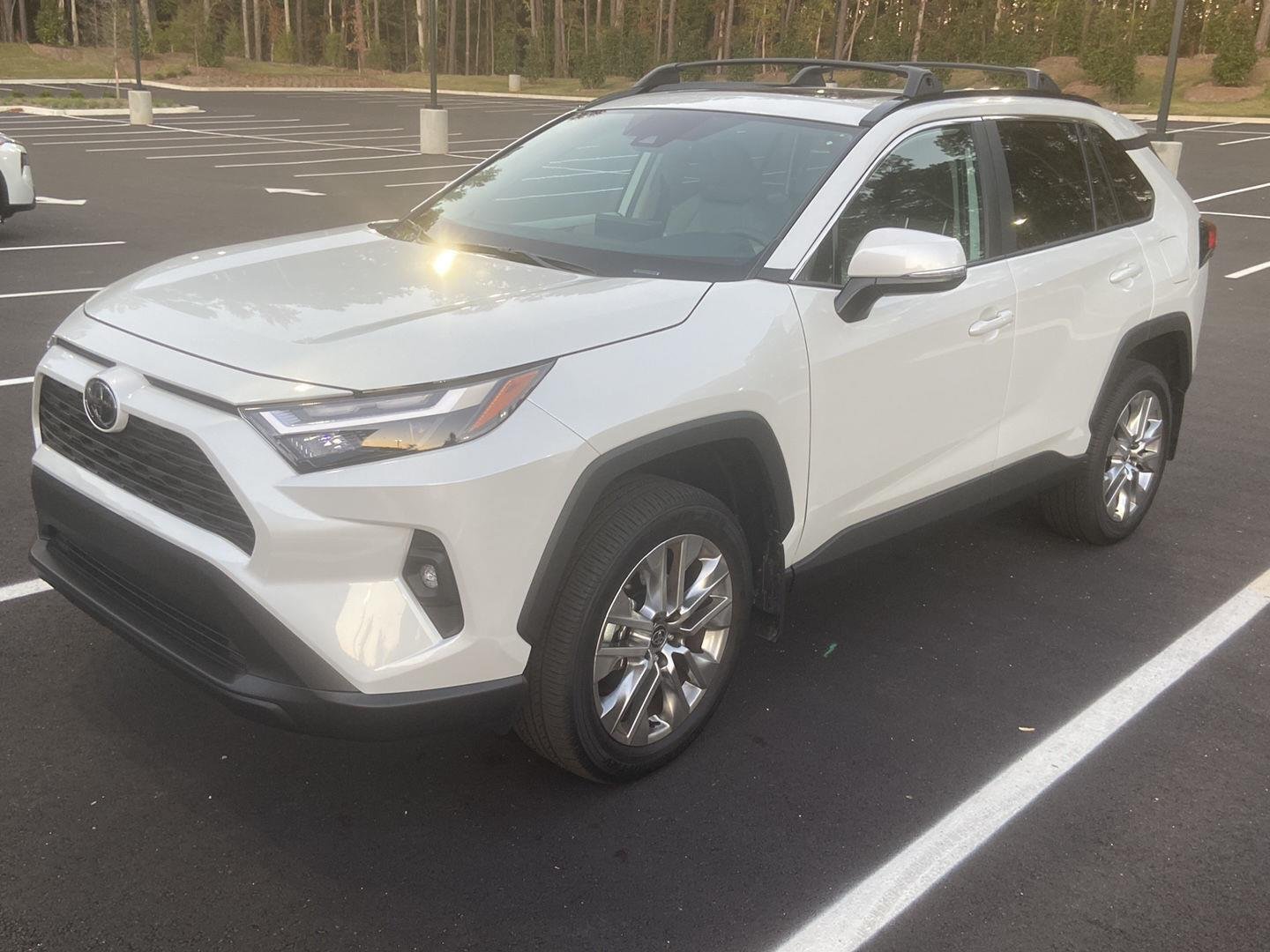 Used 2025 Wind Chill Pearl Toyota XLE Premium image 1